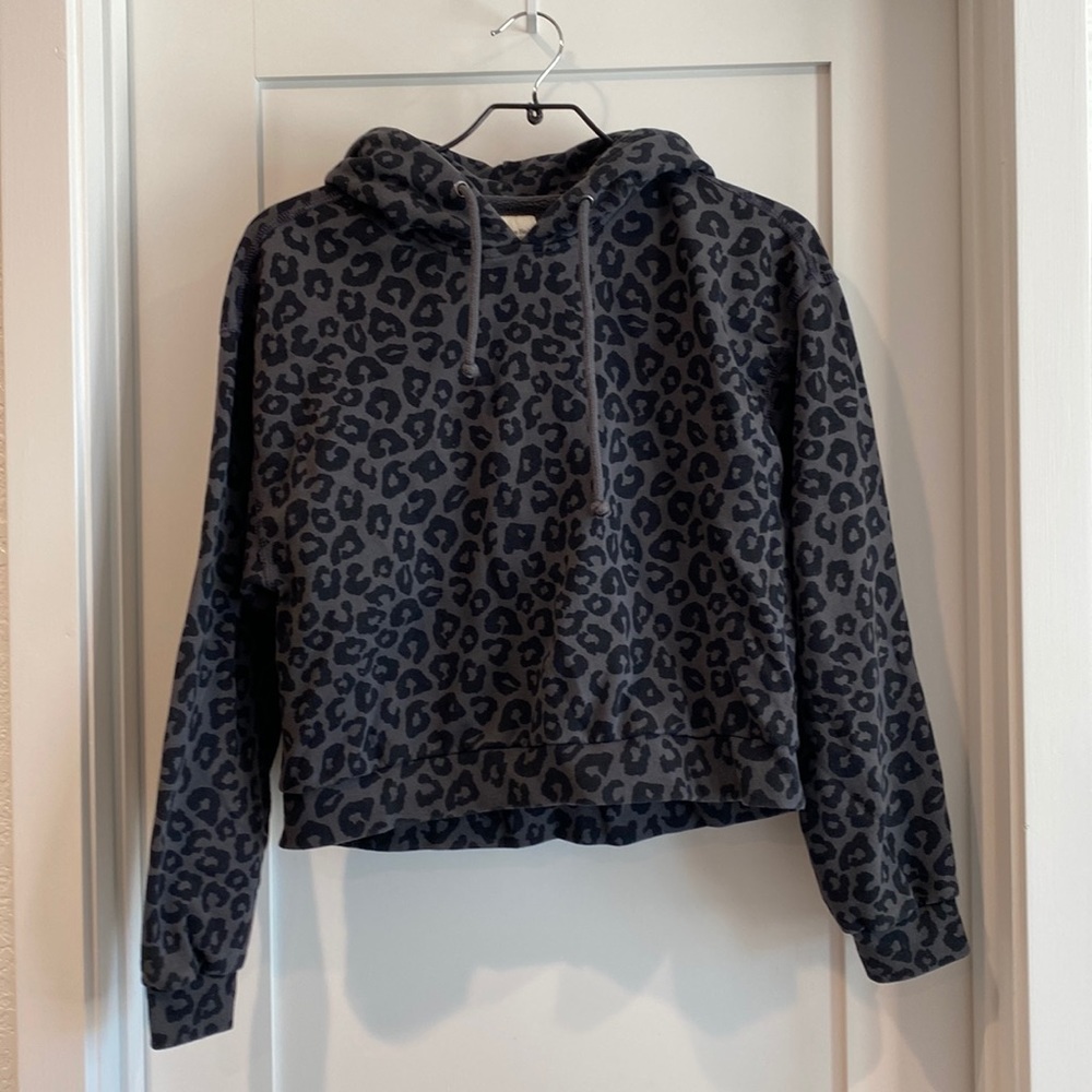 Black leopard print cropped hooded sweatshirt